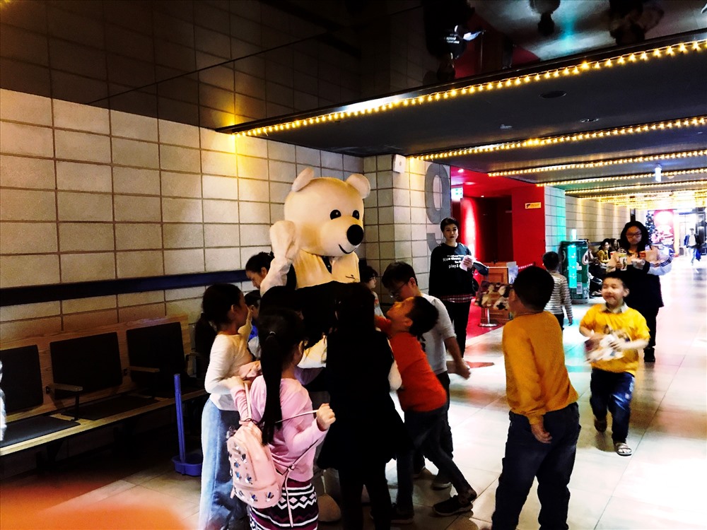 Các em nhỏ rất yêu thích Mascot Vietcombank