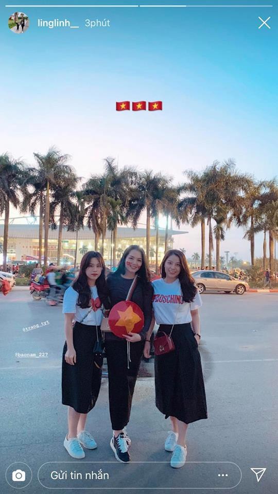 Bạn gái hậu vệ Bùi Tiến Dũng (ngoài cùng bên phải) cũng có mặt trực tiếp tại sân.