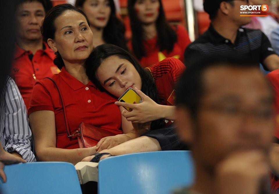 Quỳnh Anh và mẹ trên khán đài cổ vũ Duy Mạnh và tuyển Việt Nam.