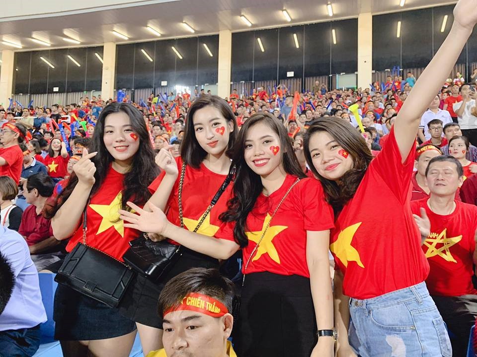 Hoa hậu Đỗ Mỹ Linh cũng cùng các bạn có mặt trực tiếp tại sân vận động Mỹ Đình. Chứng kiến giây phút chiến thắng, Mỹ Linh hò reo: “Việt Nam vô địch, giỏi quá các tình yêu ơi“. 