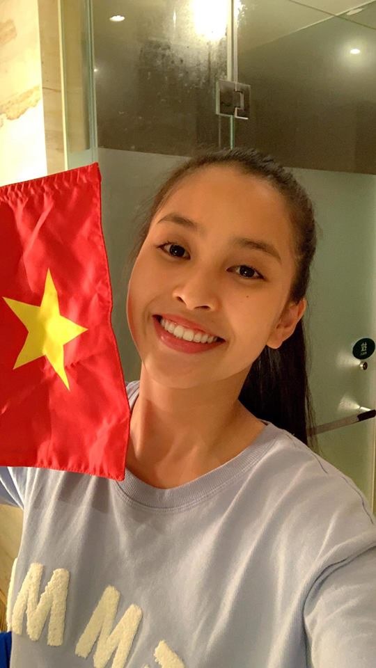 Với chiến thắng 2-1, Việt Nam đã cầm chắc trong tay tấm vé vào chung kết AFF Cup 2018. Hoa hậu Tiểu Vy dù đang bận những ngày cuối Miss World nhưng vẫn không quên theo dõi và hò reo khi Việt Nam thắng Philippines. 
