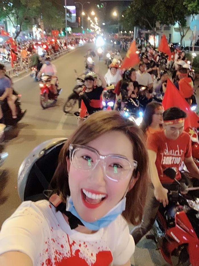 Cùng chung niềm vui, diễn viên Thúy Ngân vỡ òa: “Còn gì vui hơn đêm nay... Bão thôi mọi người ơi“.