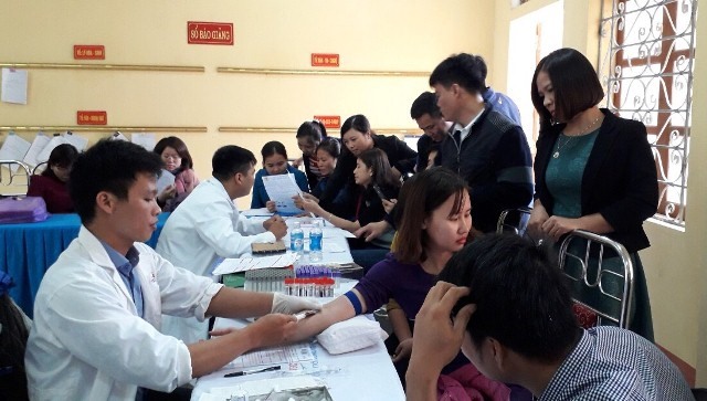 CĐ Giáo dục tỉnh Vĩnh Phúc tổ chức khám bệnh cho cán bộ, giáo viên các trường THPT 3 huyện Sông Lô, Lập Thạch và Tam Đảo. Ảnh: CĐ Giáo dục tỉnh Vĩnh Phúc