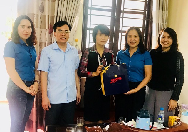 Bà Hà Thị Kim Dung - Chủ tịch CĐ Giáo dục tỉnh Vĩnh Phúc trao quà cho nhà giáo mắc bệnh hiểm nghèo Trường THPT Sông Lô. Ảnh: CĐ Giáo dục tỉnh Vĩnh Phúc