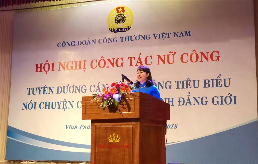 Đồng chí Trịnh Thanh Hằng, Ủy viên Đoàn Chủ tịch - Trưởng Ban Nữ công Tổng LĐLĐVN phát biểu tại Hội nghị. Ảnh: T.L