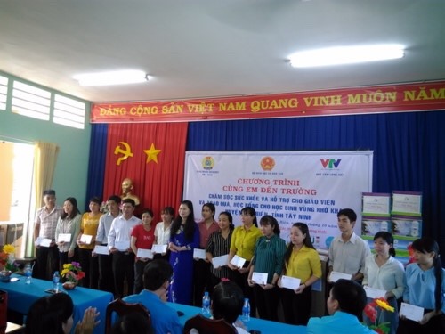 Các CĐ ngành, Hội thầy thuốc trẻ VN trao quà cho các thầy cô giáo.