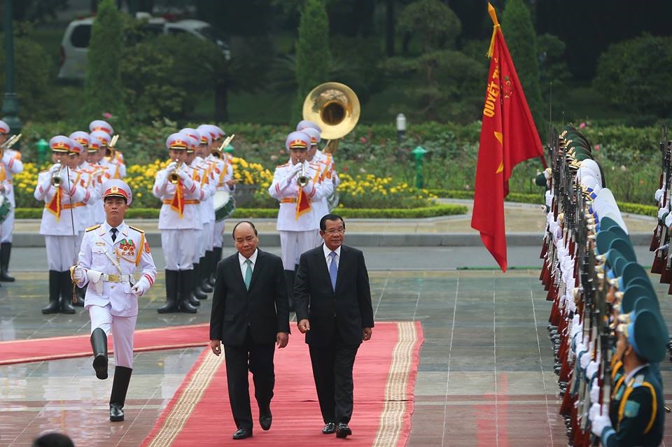 Chuyến thăm chính thức Việt Nam của Thủ tướng Samdech Techo Hun Sen diễn ra trong bối cảnh quan hệ Việt Nam-Campuchia tiếp tục có những phát triển tốt đẹp, khẳng định chính sách đối ngoại độc lập, tự chủ, đa dạng hóa, đa phương hóa các mối quan hệ, trong đó ưu tiên cao trong việc gìn giữ, vun đắp và phát triển mối quan hệ láng giềng tốt đẹp, hữu nghị truyền thống, hợp tác toàn diện, bền vững lâu dài với Campuchia. Ảnh: Sơn Tùng. 