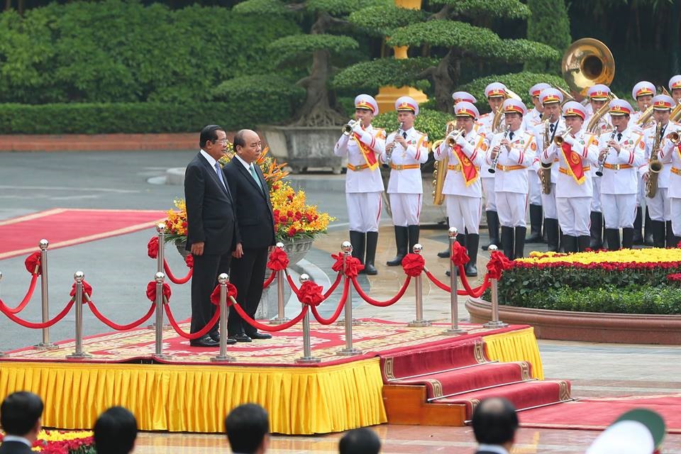 Việt Nam và Campuchia là hai nước láng giềng có mối quan hệ đoàn kết, hữu nghị truyền thống. Hai bên thiết lập quan hệ ngoại giao ngày 24.6.1967.  Ảnh:Sơn Tùng. 