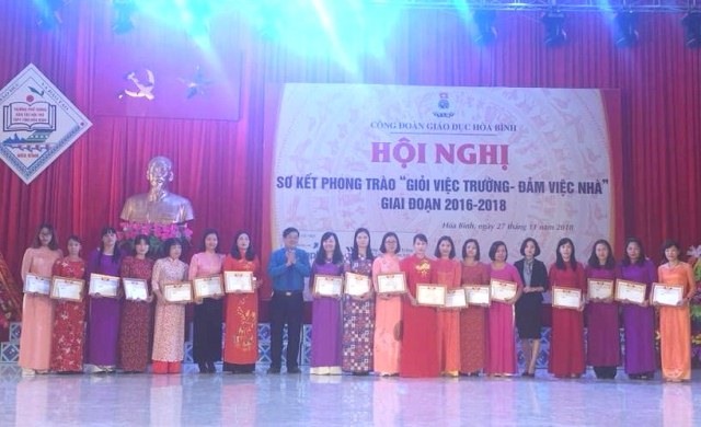 Chủ tịch CĐ Giáo dục Hòa Bình Bùi Đức Ngọc tặng Giấy khen và phần quà từ các nhà tài trợ đến các tập thể và cá nhân có thành tích xuất sắc. Ảnh: Mạnh Thắng