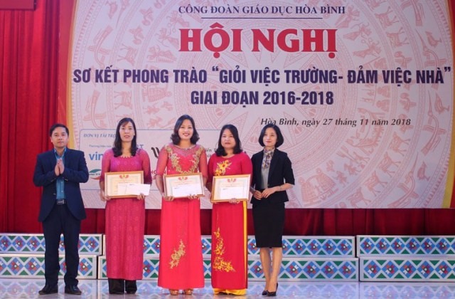 Bà Nguyễn Đức Thuận - Phó Chủ tịch Thường trực LĐLĐ tỉnh Hòa Bình trao Bằng khen của LĐLĐ tỉnh cho 3 nữ nhà giáo có thành tích xuất sắc. Ảnh: Mạnh Thắng