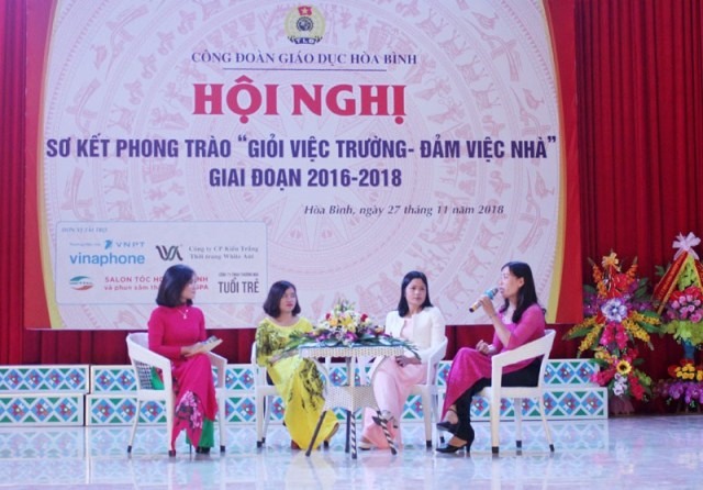 Tọa đàm giao lưu chia sẻ của các nữ cán bộ, giáo viên tiêu biểu trong phong trào “Giỏi việc trường - Đảm việc nhà” tại hội nghị. Ảnh: Mạnh Thắng