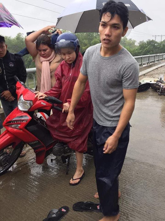 Hình ảnh anh Phạm Văn Bồng sau khi nhảy xuống sông cứu người gặp nạn. Ảnh: NDCC
