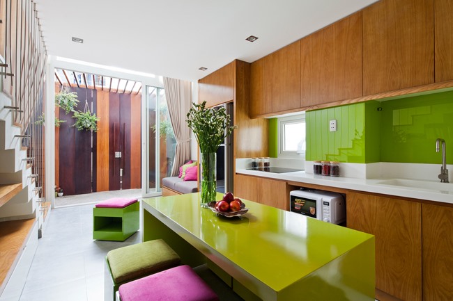 Phòng bếp đặc biệt hơn cả với đồ nội thất màu sắc nổi bật, tươi vui.