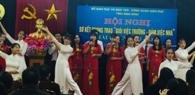Tiết mục văn nghệ chào mừng hội nghị. Ảnh: CĐ Giáo dục Ninh Bình