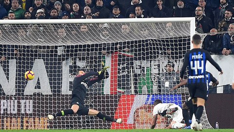 Cú đánh đầu của Mandzukic chỉ đơn giản là không thể cản phá. Ảnh: Reuters.