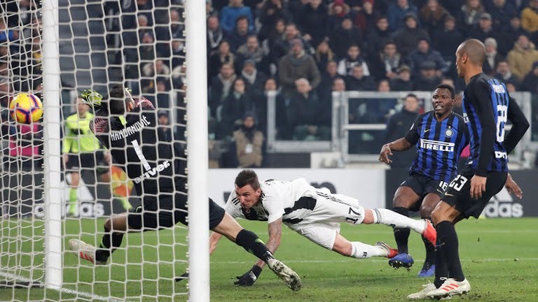 Cú đánh đầu của Mandzukic chỉ đơn giản là không thể cản phá. Ảnh: Reuters.