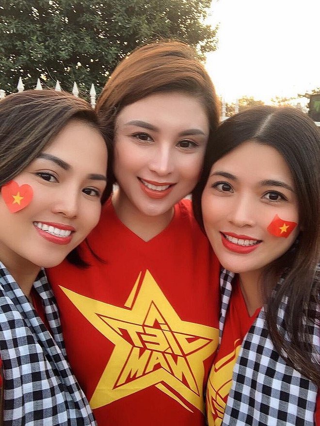 Khánh Ngọc là một fan bóng đá chính hiệu.