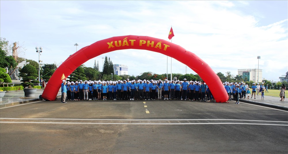 Ban Tổ chức phất cờ xuất phát, khởi đầu điểm chạy. Ảnh Đình Văn