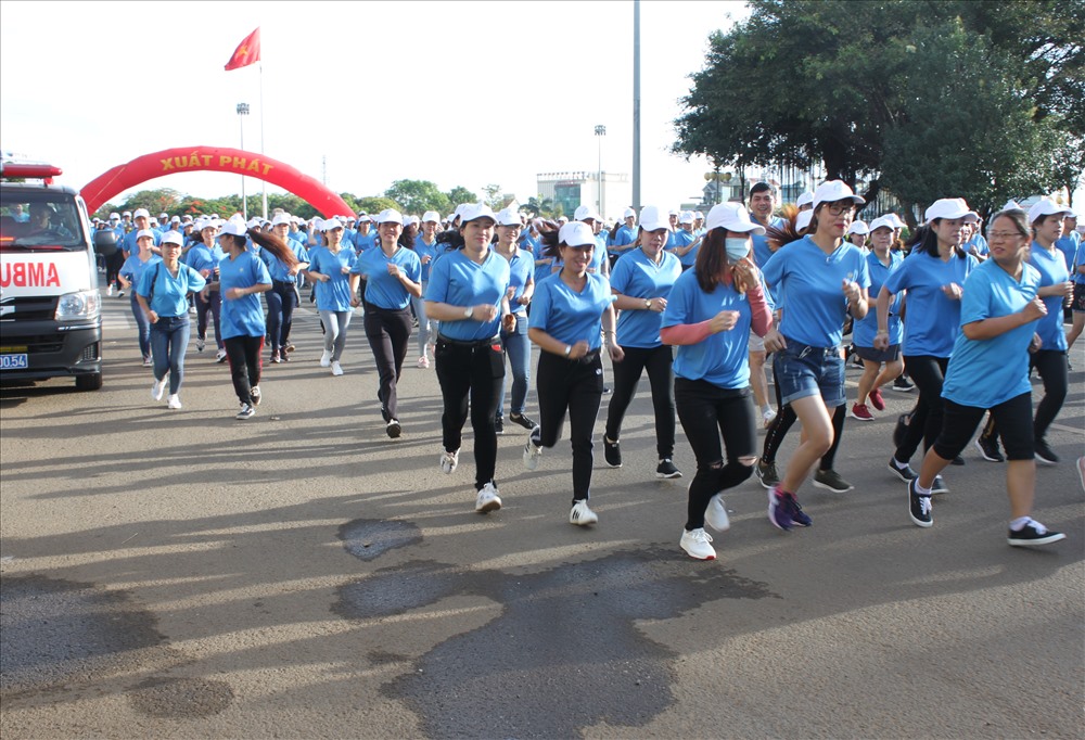 CNVC-LĐ nổi bật với áo xanh, mũ trắng trên đường chạy. Ảnh Đình Văn