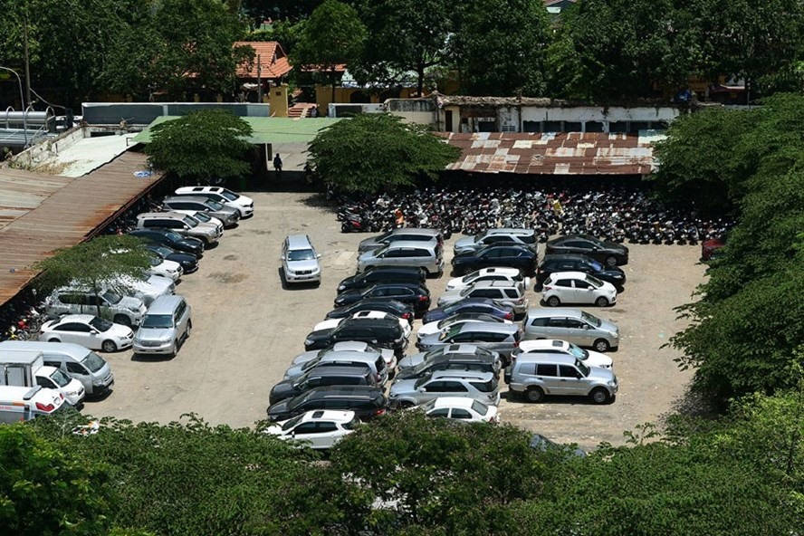 Khu đất vàng 8-12 Lê Duẩn hiện đang làm bãi giữ xe