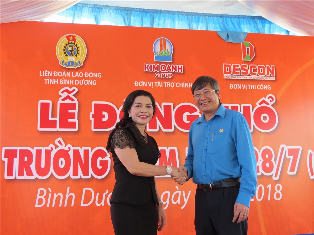 Phó Chủ tịch Tổng LĐLĐ VN Trần Thanh Hải cảm ơn sự chia sẻ bà Đặng Thị Kim Oanh và Cty CP Địa ốc Kim Oanh