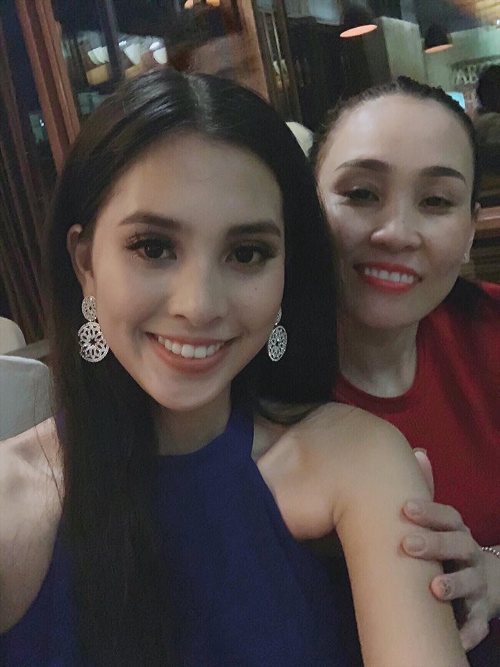 Mẹ Tiểu Vy đã sang tận nơi để cổ vũ con gái.