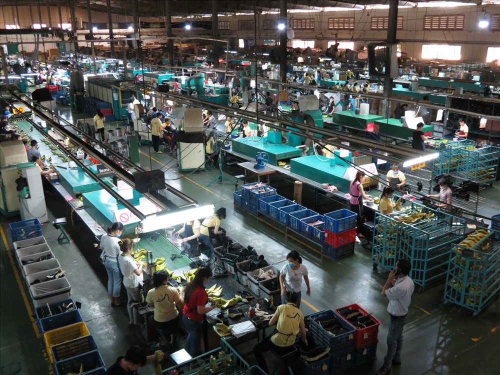 CN Cty Trường Lợi lo lắng vì nhà xưởng phải di dời - Ảnh: L.T