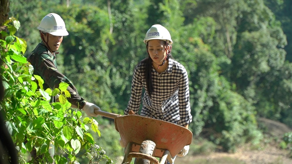 Người đẹp 18 tuổi giản dị khi thực hiện dự án nhân ái.