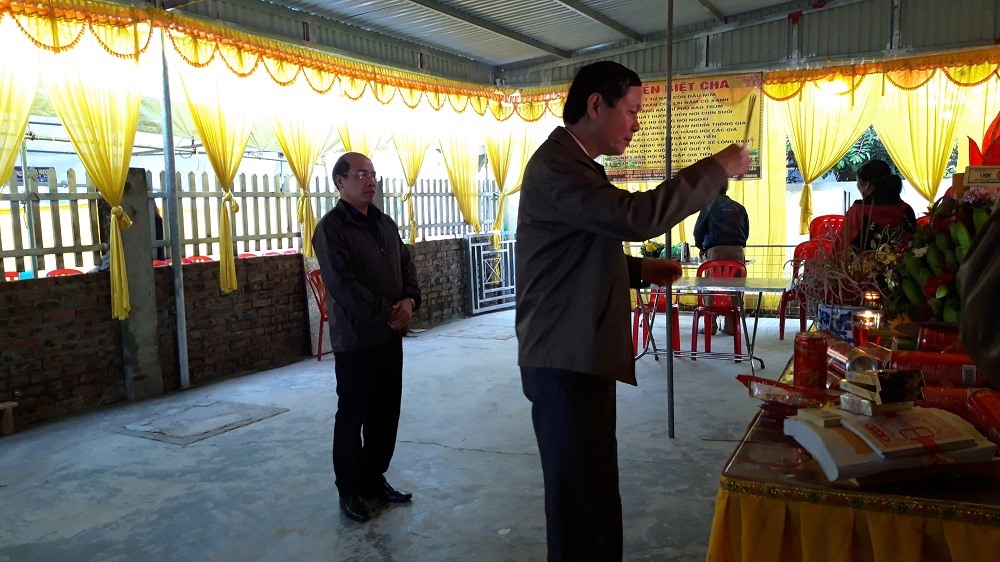 Ông Hoàng Đình Long thắp hương cho các nạn nhân.