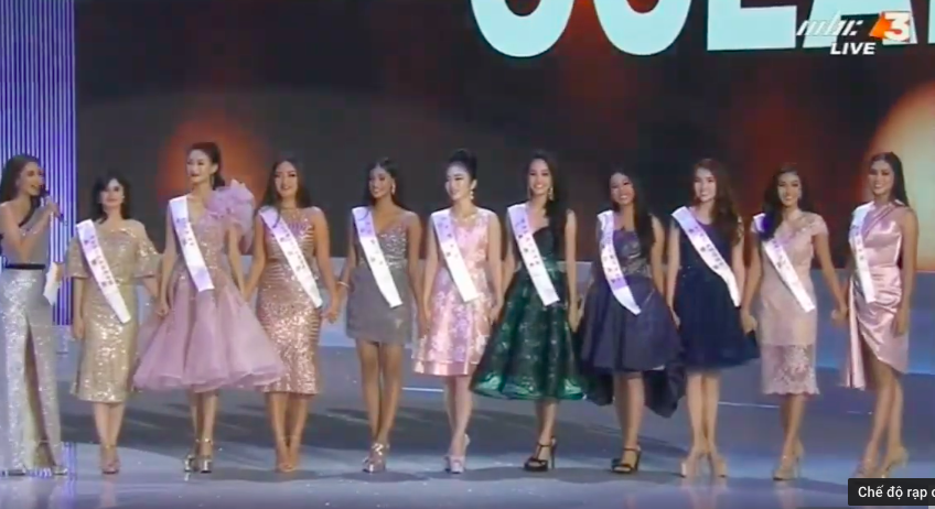 Hoa hậu Tiểu Vy (ngoài cùng bên phải) khi công bố kết quả top 12.