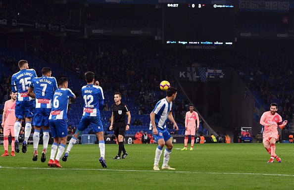 Messi lại vẽ nên những siêu phẩm từ chấm đá phạt (Ảnh: Getty)