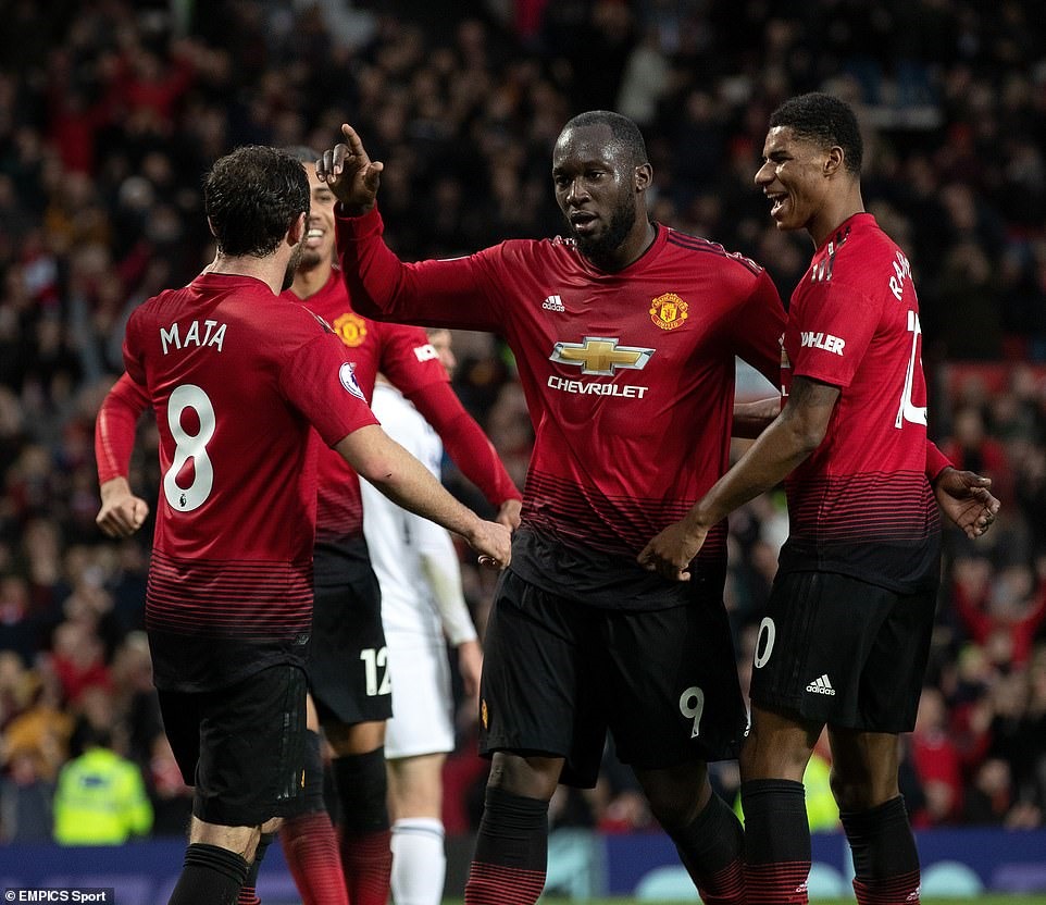 Lukaku đã ở gần cánh cửa rời Old Trafford? Ảnh: EMPICS & Reuters.
