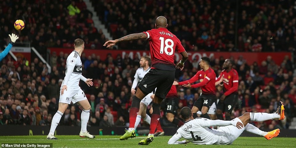Cú cứa lòng thương hiệu của “thánh mùa chuyển nhượng” Ashley Young. Ảnh: Getty.