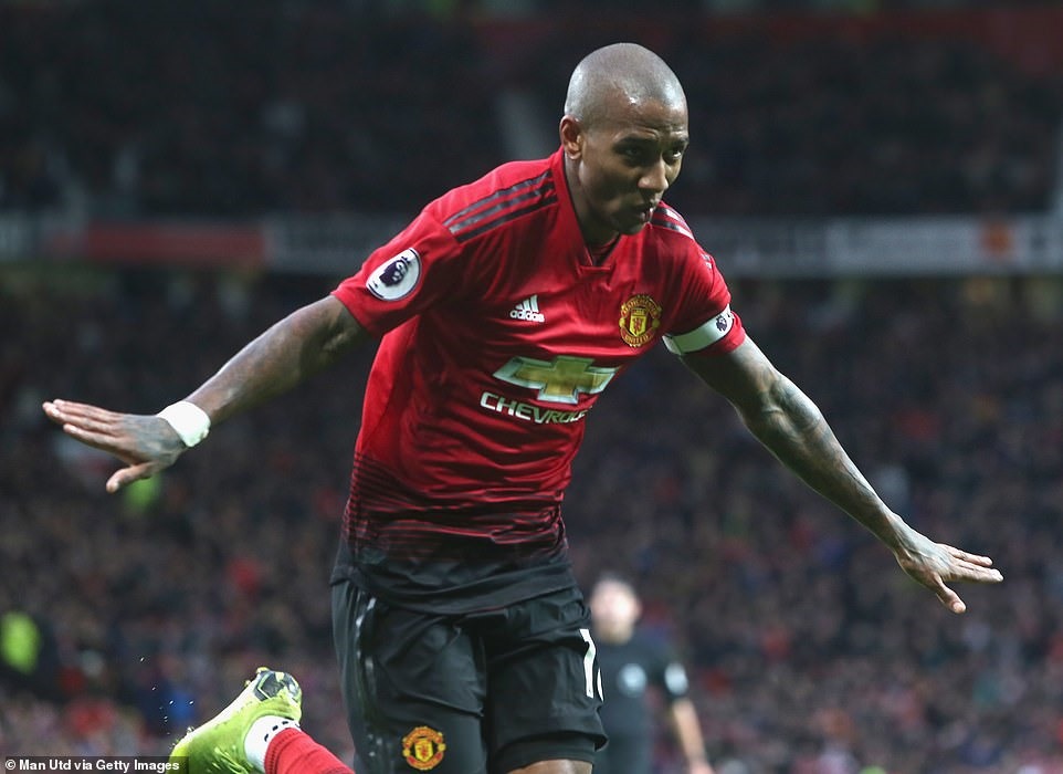 Cú cứa lòng thương hiệu của “thánh mùa chuyển nhượng” Ashley Young. Ảnh: Getty.