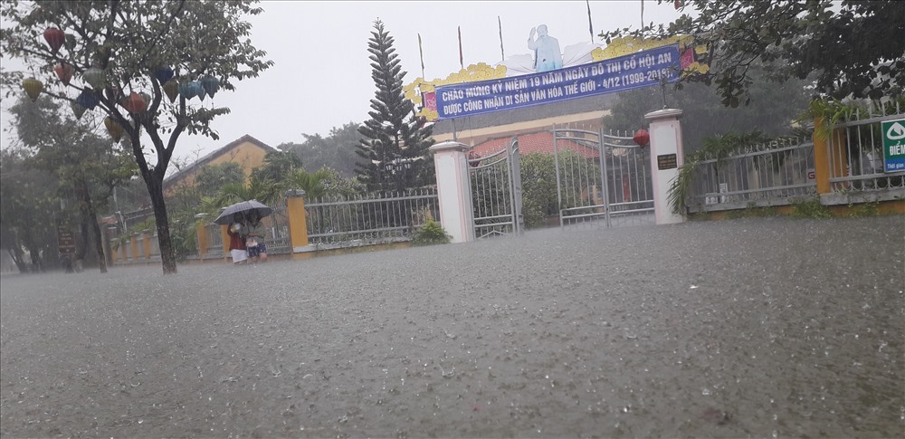 Ban chỉ huy Phòng chống thiên tai và tìm kiếm cứu nạn tỉnh Quảng Nam cũng cảnh báo đề phòng nguy cơ cao xảy ra lũ ống, lũ quét trên các sông suối nhỏ; sạt lở đất ở vùng núi các huyện Bắc Trà My, Tiên Phước, Núi Thành; ngập úng tại vùng thấp trũng thấp, ngập úng cục bộ tại thành phố Tam Kỳ, thành phố Hội An và thị trấn Núi Thành.