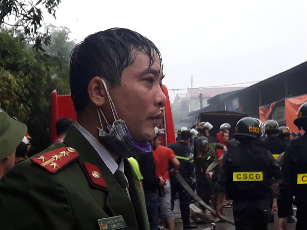 Một cán bộ công an trao đổi với báo chí. Ảnh: BD