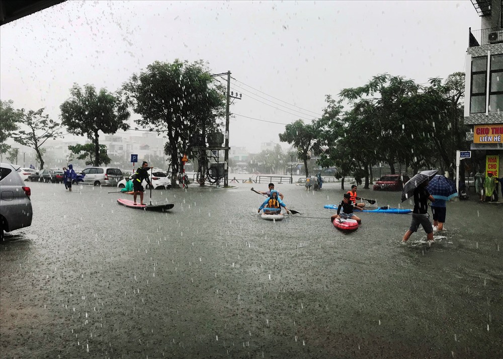 Nhiều thanh niên tỏ ra khá thích thú với việc chèo kayak trên đường tại trung tâm TP.