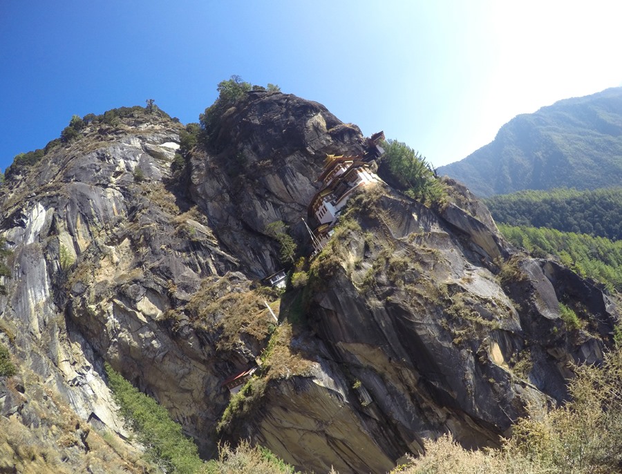 Chênh vênh ở độ cao khoảng 4.000m so với mực nước biển, tu viện với hơn 60 vị nữ tu này thường xuyên ủ trong mây mù và mưa tuyết.