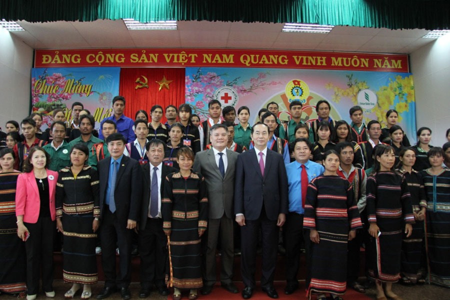 Chủ tịch Nước Trần Đại Quang và Chủ tịch Tổng LĐLĐVN Bùi Văn Cường thăm hỏi, tặng quà cho CNLĐ trên địa bàn tỉnh Gia Lai. Ảnh: PV