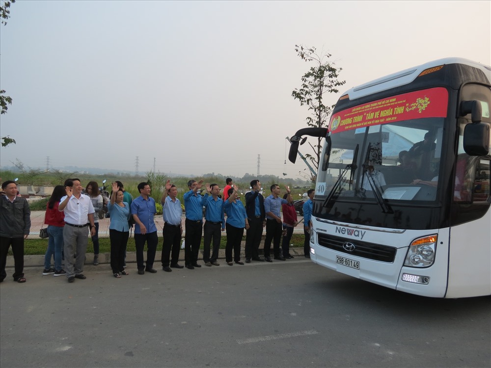 Những chuyến xe nối đuôi nhau đưa anh chị em về quê vui Tết với gia đình