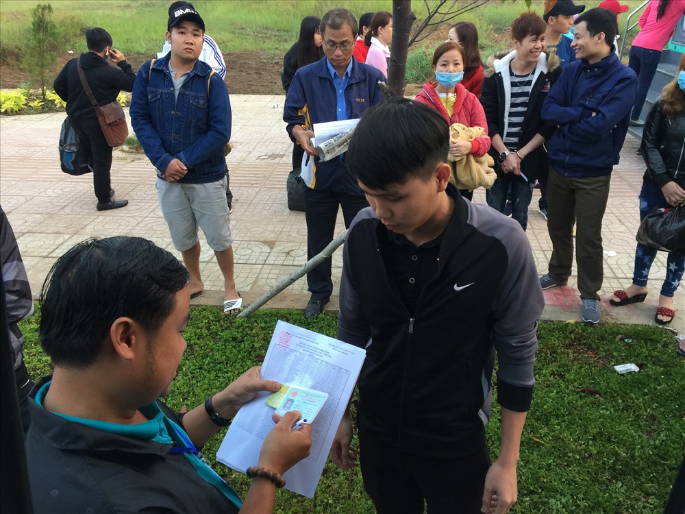 Cán bộ công đoàn làm thủ tục để đoàn viên, công nhân lên xe - Ảnh: L.T