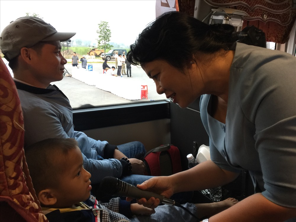 Khi được bà Trần Kim Yến hỏi về quê làm gì, cháu bé chia sẻ: “Cháu cùng với ba mẹ về thăm ông bà. Cháu nhớ ông bà lắm”