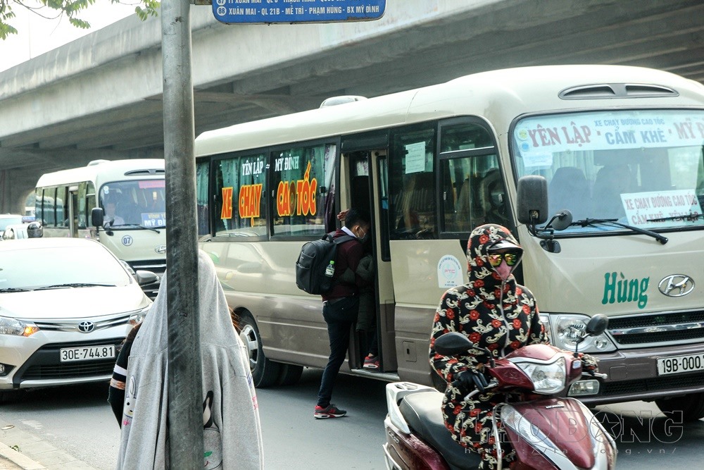 Ngang nhiên đón khách giữa đường.