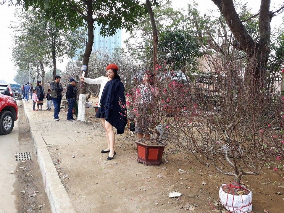 Nhiều bạn trẻ tranh thủ chụp ảnh bên hoa mỗi độ xuân về. ảnh:HQ