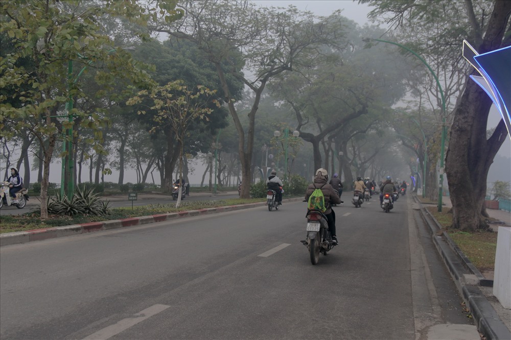 Việc di chuyển trên nhiều tuyến phố khó khăn do tầm nhìn hạn chế.