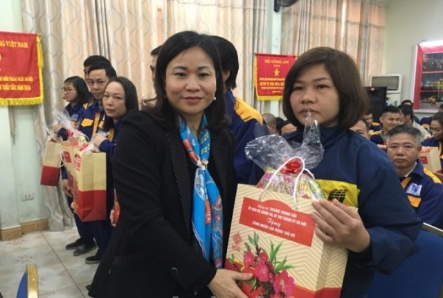 Nguyễn Thị Tuyến - Chủ tịch LĐLĐ TP. Hà Nội tặng quà Tết cho CNLĐ Cty TNHH MTV Thoát nước Hà Nội. Ảnh: Công Dũng