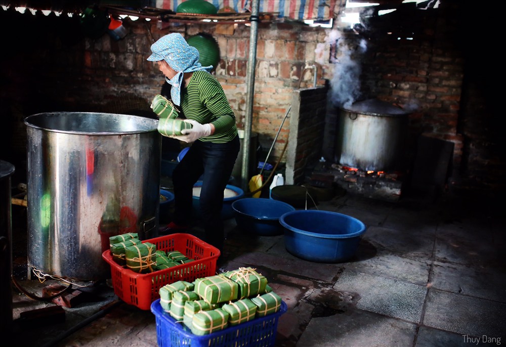 Hiện nay, làng Tranh Khúc đã chuyển từ luộc bánh chưng bằng bếp củi, than sang bếp điện để đảm bảo sức khỏe, hạn chế khói bụi thải ra môi trường. Mỗi nồi điện có thể xếp được 250 chiếc bánh loại 8 lạng, đun trong 9-10 tiếng.