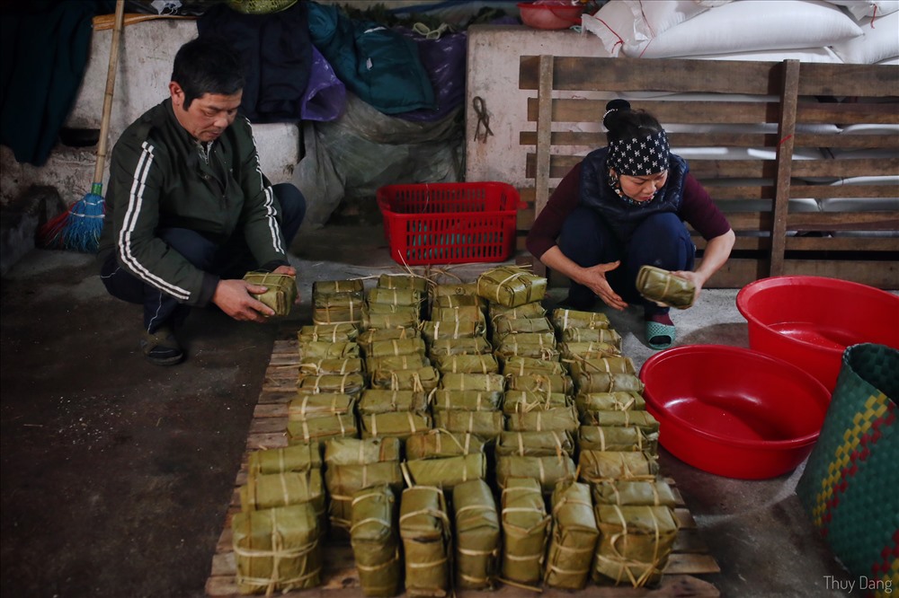 Và ở thôn Lỗ Khê (xã Liên Hà, huyện Đông Anh) - xưa nay nổi tiếng là đất tổ ca trù của miền Bắc - cũng đang tất bật gói bánh chưng, không khí rộn ràng không kém bất kì nơi nào khác.