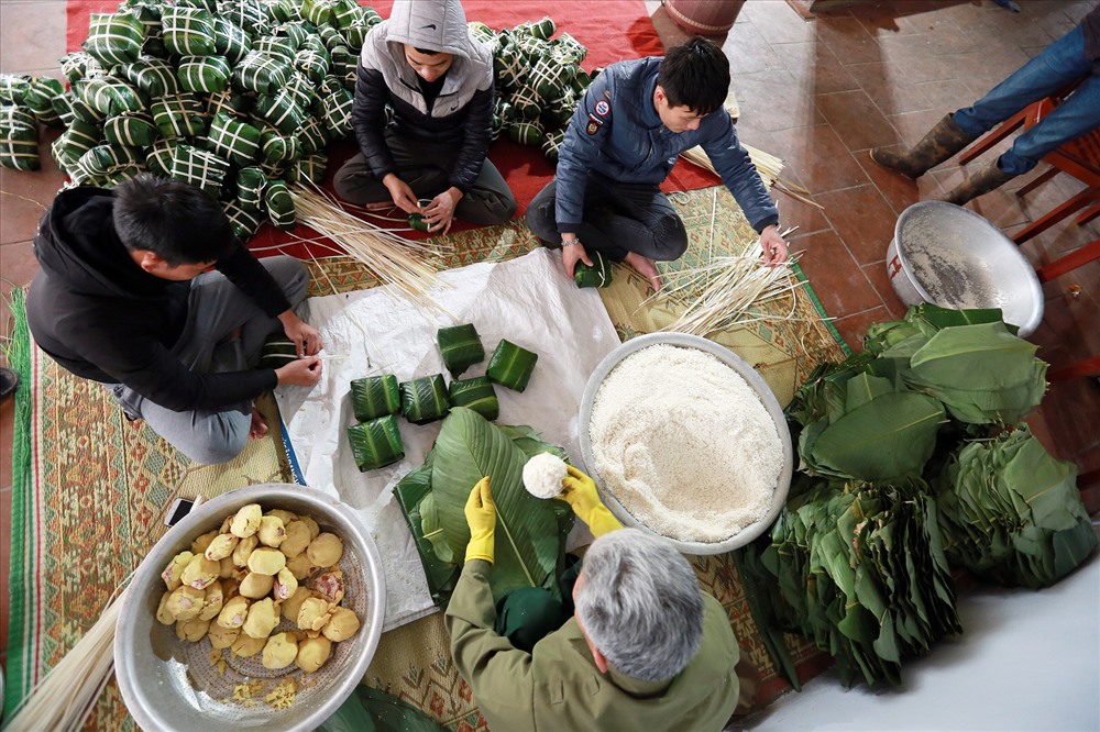 Ông Bảy (69 tuổi) là 1 cựu chiến binh từ chiến trường miền Nam. “Mỗi chiếc bánh khoảng 2-3 lạng nhân; 3 lạng gạo như thế này giá khoảng 30.000 đồng. Mỗi ngày tết, gia đình tôi sản xuất gần 2000 chiếc, gấp 5-6 lần ngày thường” - ông cho biết.