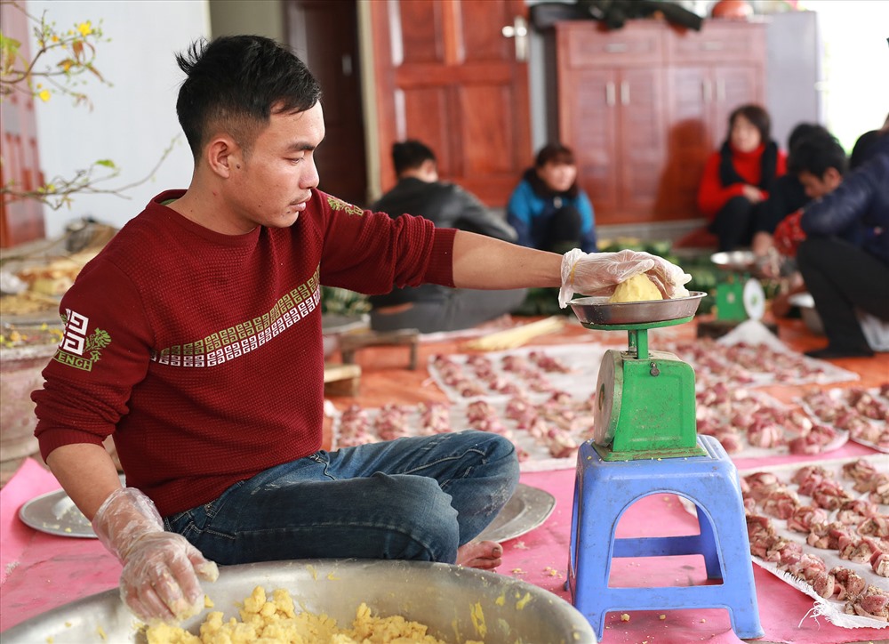 Nguyên liệu chính để làm bánh chưng bao gồm thịt ba chỉ, nếp, đỗ xanh được gói bên ngoài bằng lá dong. Thịt ba chỉ hoặc thịt vai sấn được rửa sạch, thái miếng dài khoảng 7cm, dày 0,5cm, ướp tiêu, hành củ, ướp khoảng 15 phút trước khi gói